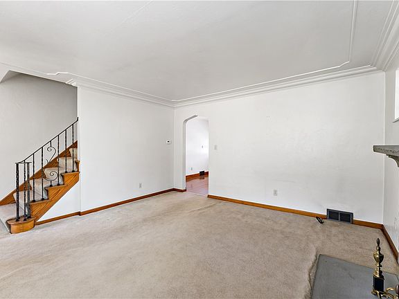 5th image of 220 McClelland Rd N