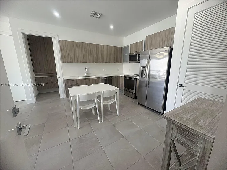 1045 NE 18th Ave #304 — Photo 3