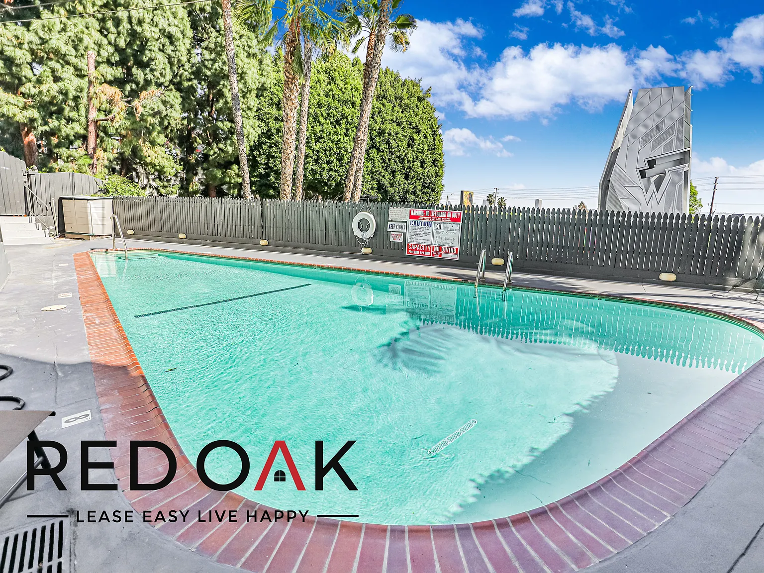 Fabulous Two Bedroom with Air Conditioning, Private Balcony, On-Site Laundry, and Available Parki... — Photo 3