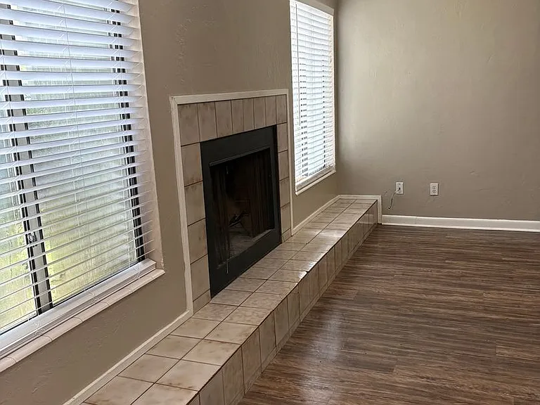 517 Teal Ln — Photo 3