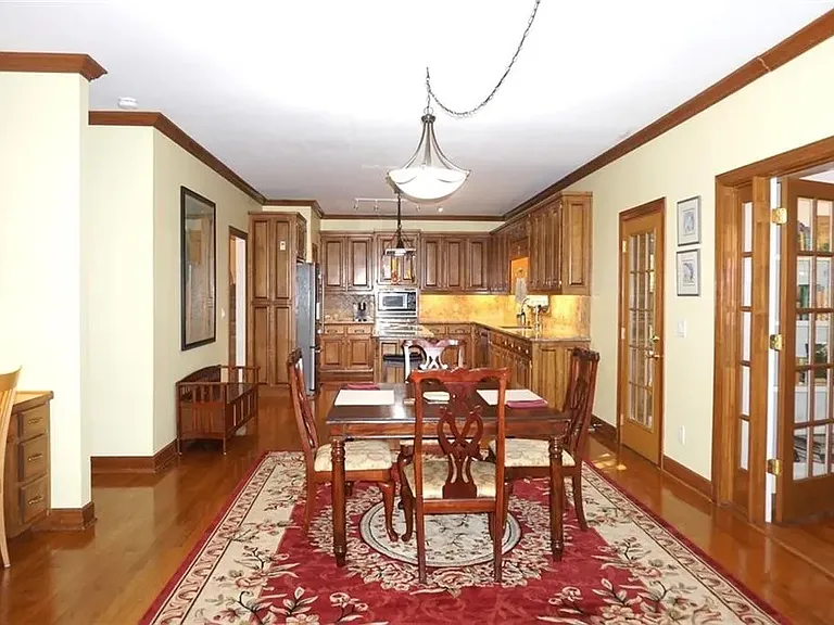 2438 Kings Arms Dr — Photo 14