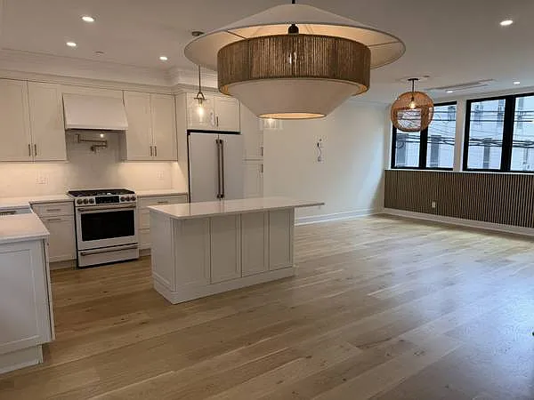 2 bed, 2.5 bath, 2200 sqft, $12,000 — Photo 4