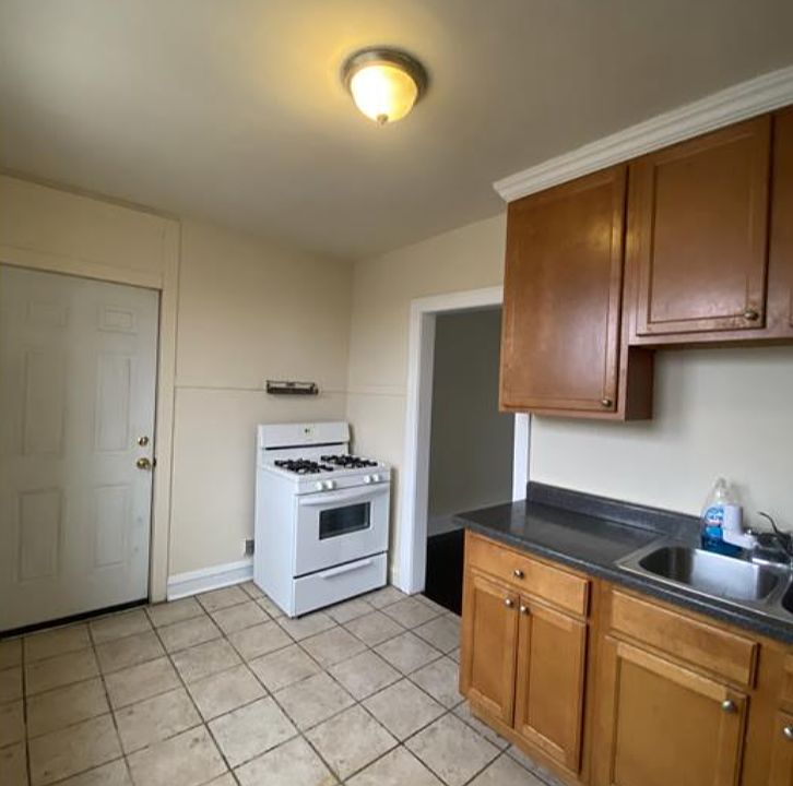 1st image of 1304 Darrow Ave APT 3