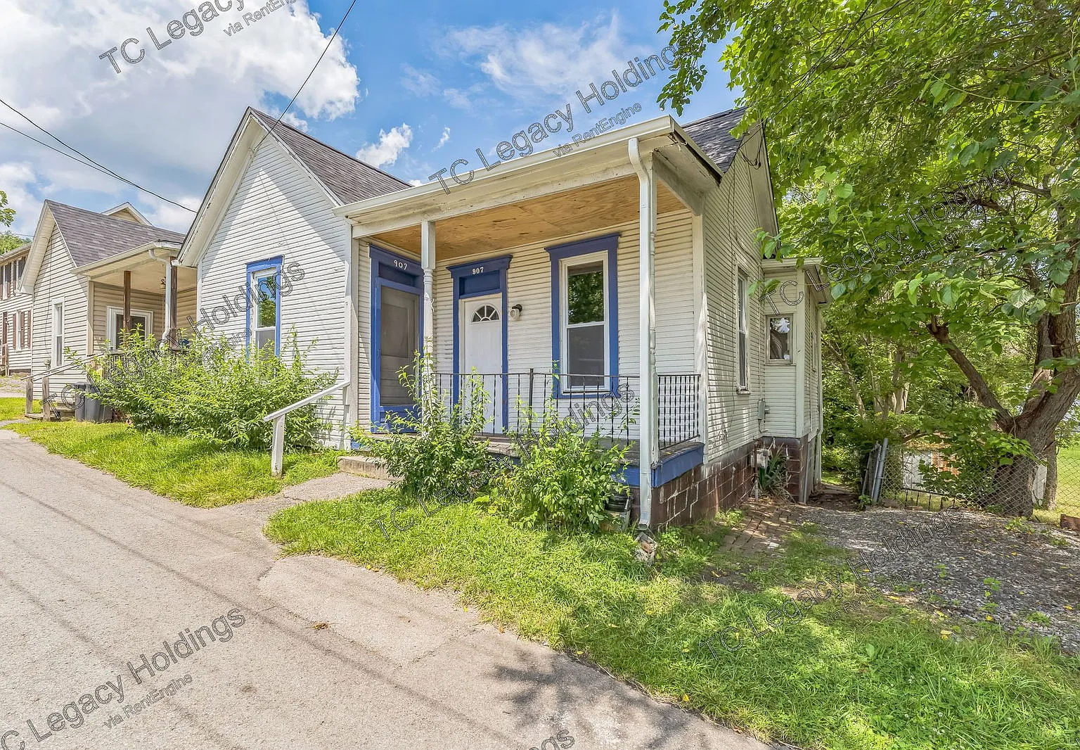 2 bed, 1.0 bath, 839 sqft, $900 — Photo 2