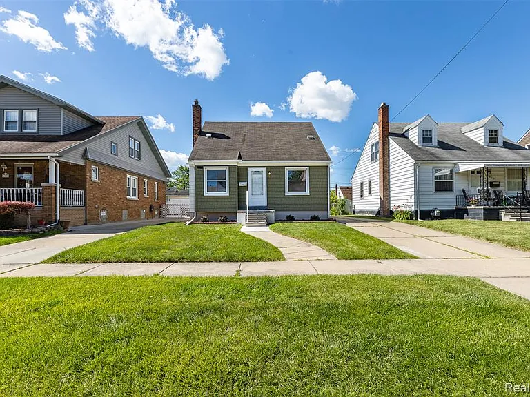 613 Riverbank St — Photo 2