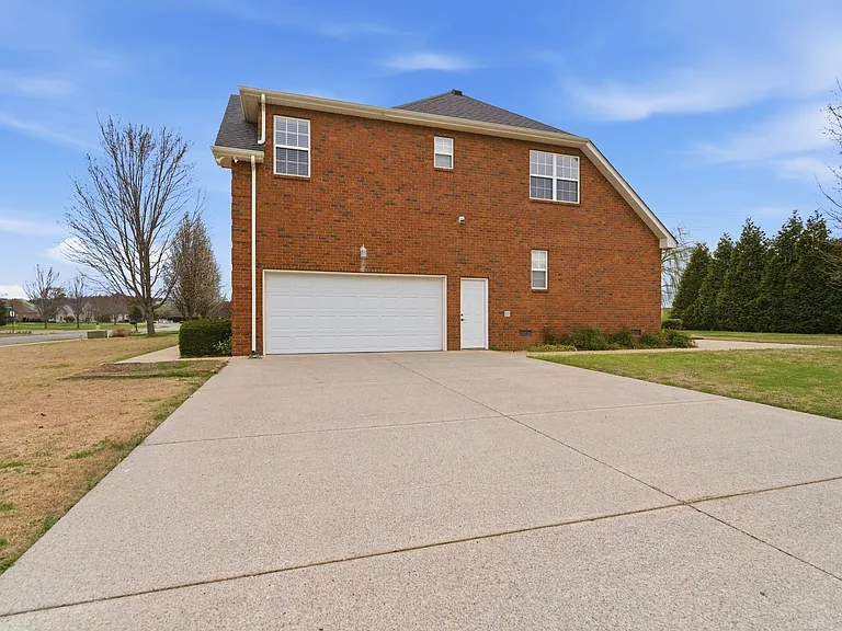 2733 Presley Dr — Photo 36