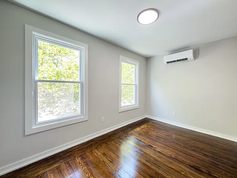 560 Howard Ave — Photo 6
