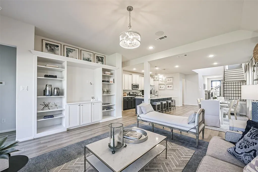 4 bed, 2.5 bath, 2400 sqft, $5,000 — Photo 1