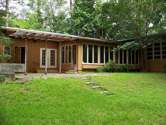 5th image of 1901 S Magnolia Dr