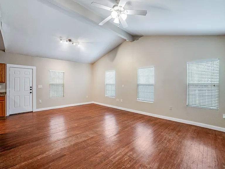 415 Kendall St — Photo 8