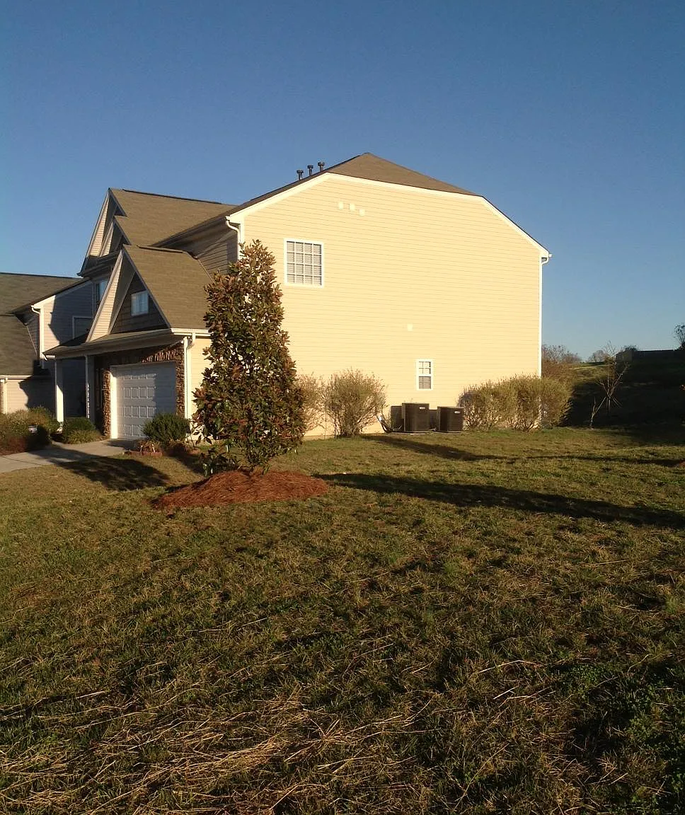 4 bed, 2.5 bath, 2276 sqft, $2,395 — Photo 4