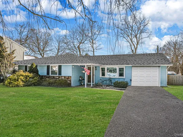 14 Mount Wilson Avenue, Farmingville, NY 11738