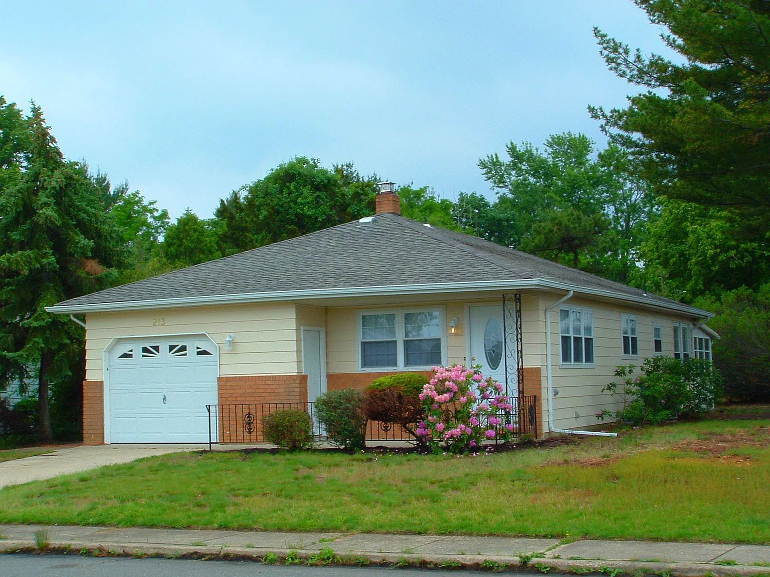 213 Charlotteville Dr N photo 1