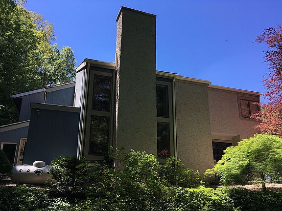 3rd image of 1712 Woodledge Cir