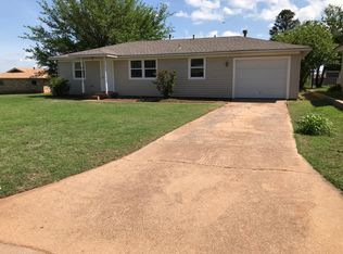 712 W Tom Stafford St, Weatherford, OK 73096