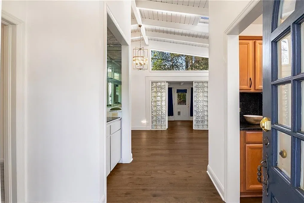 4 bed, 2.0 bath, 1872 sqft, $4,950 — Photo 3