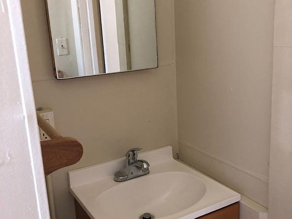 2nd image of 1025 Franklin St