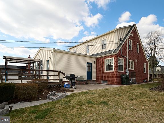 3rd image of 458 E Curtin St