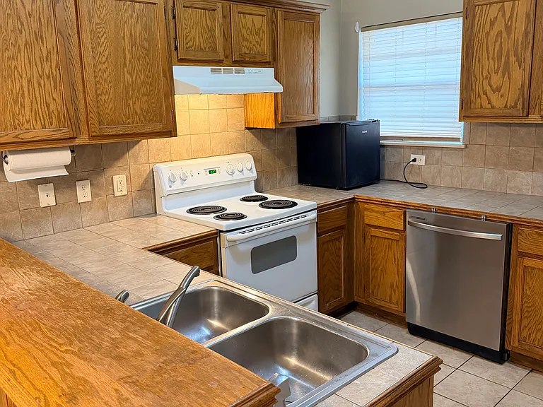 11224 Queen Anne Ave — Photo 5