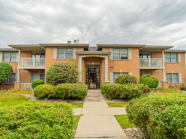 9740 Wildwood Cir APT 2A, Munster, IN 46321