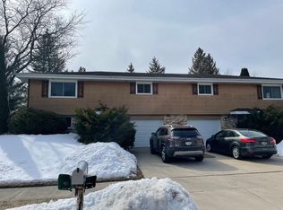 1209 Sunset Ridge Dr W, West Bend, WI 53090