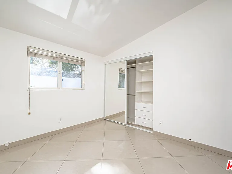 20746 Clarendon St — Photo 37