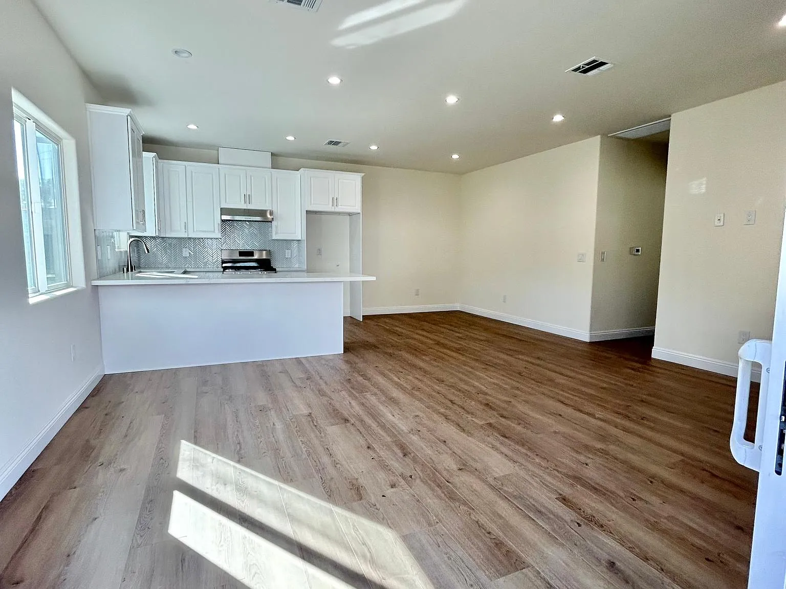 2 bed, 1000 sqft, $4,300 — Photo 2