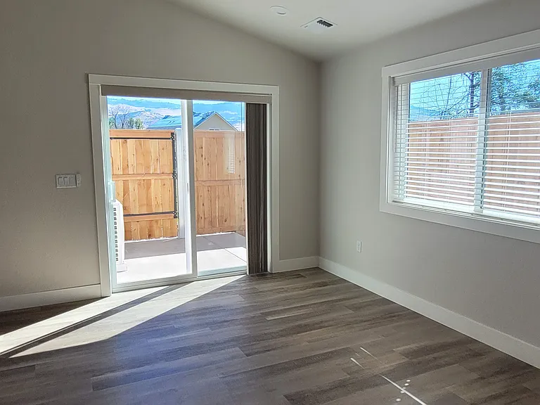 405 Village Ct — Photo 2