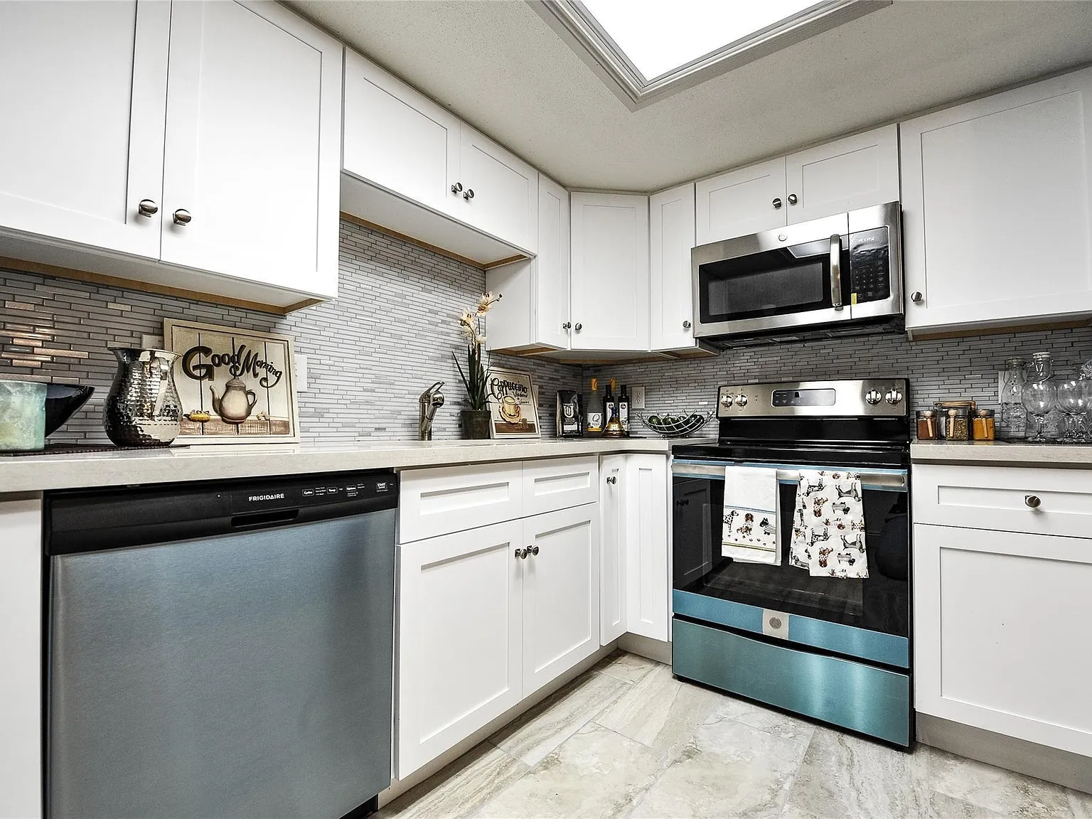 2 bed, 1.0 bath, 904 sqft, $1,700 — Photo 4