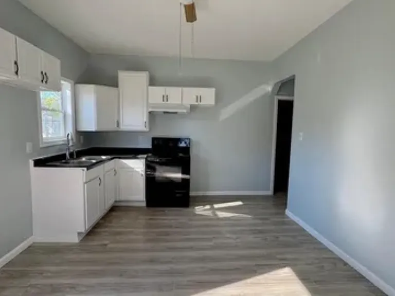 1335 E Washington St — Photo 7