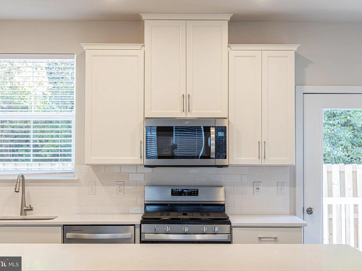 3 bed, 4.0 bath, 2227 sqft, $2,900 — Photo 4