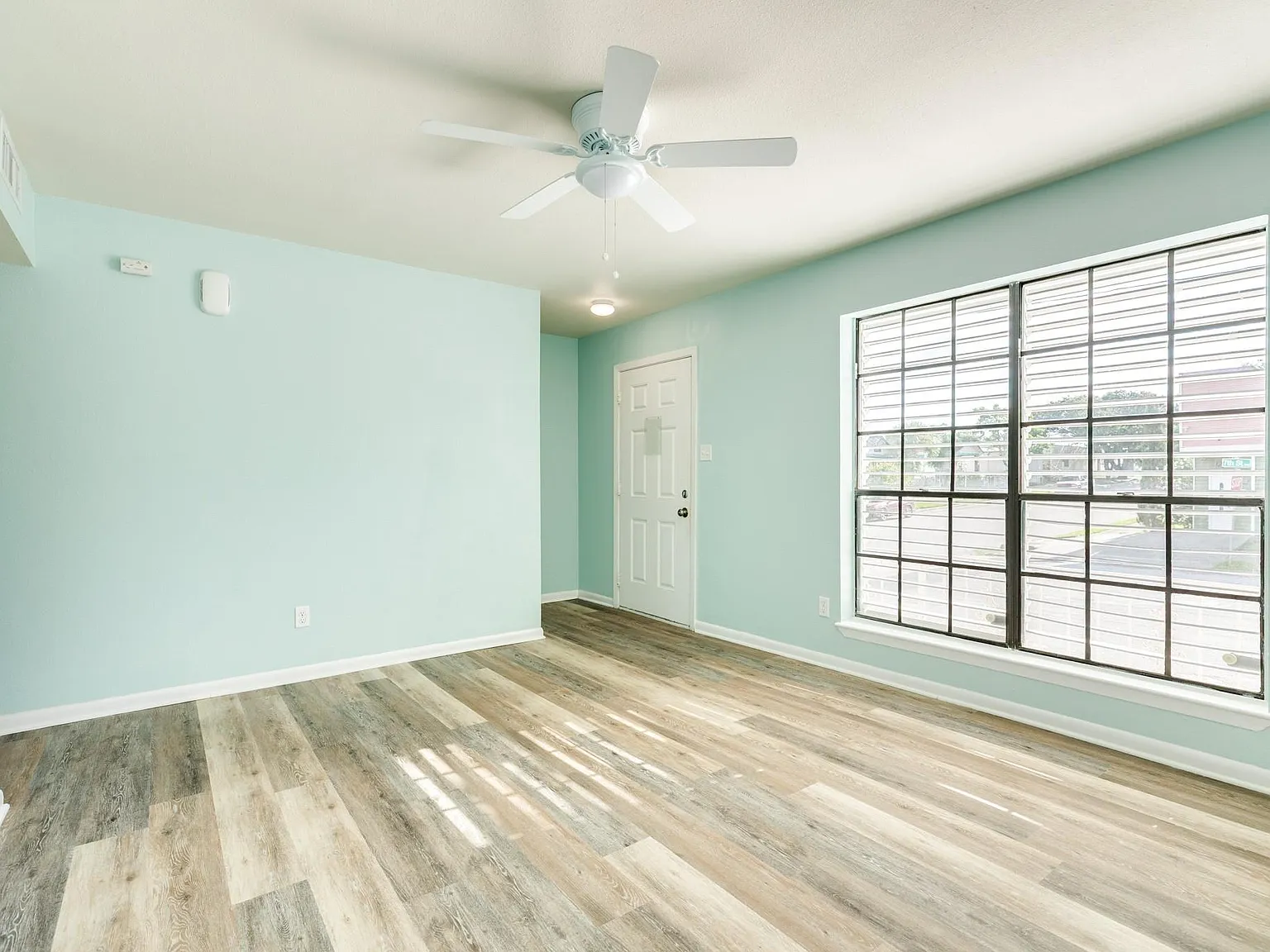 2 bed, 6.0 bath, 1200 sqft, $1,800 — Photo 3
