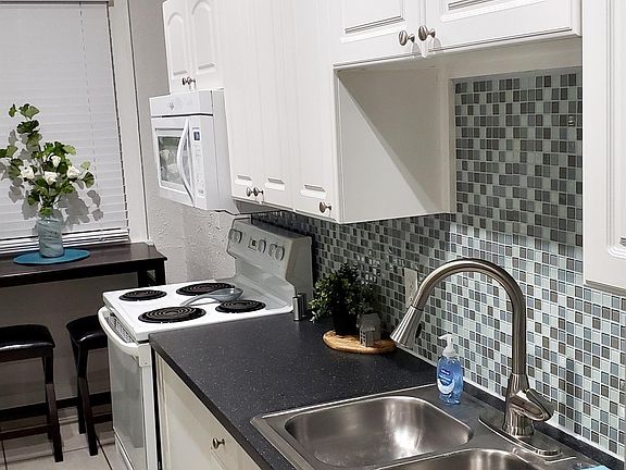 5th image of 407 S Melville Ave #10