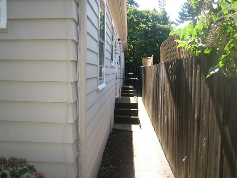 1460-1462 Trade St SE — Photo 15