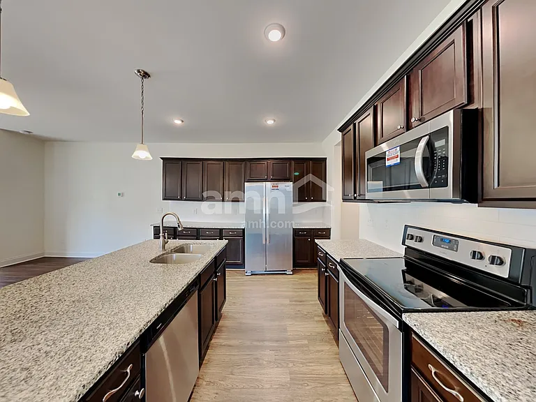155 Gregory Dr — Photo 3