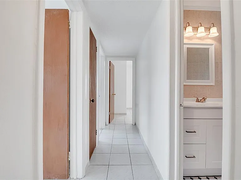 1040 San Luis Dr — Photo 23