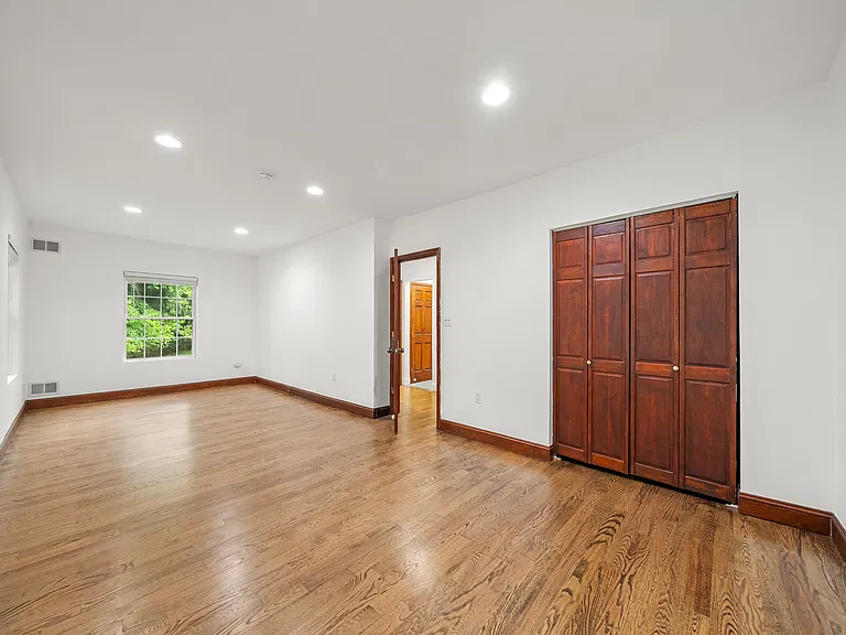 385 Livingston St — Photo 12