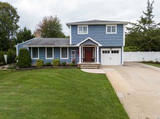 10 Amboy Rd, Oakdale, NY 11769