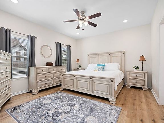 4th image of 122 Lavaca Cir