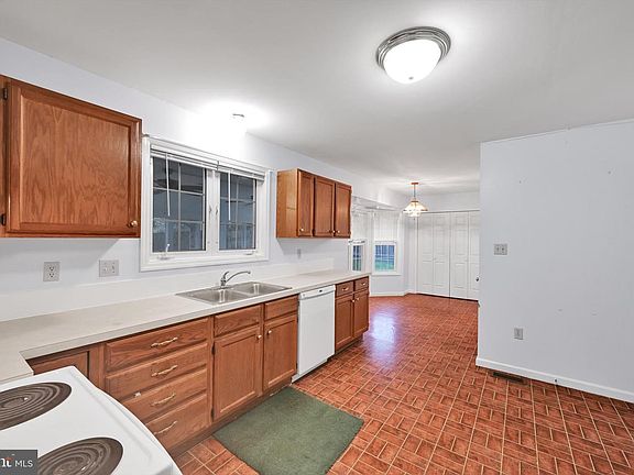 5th image of 39 Manor Oaks Dr