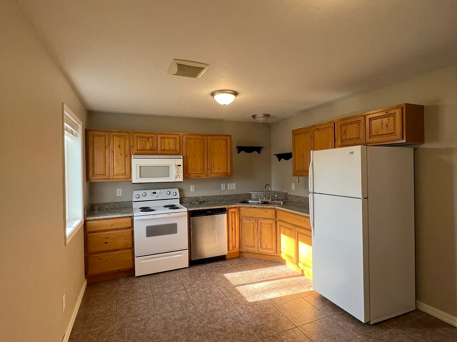 2 bed, 2.5 bath, 1200 sqft, $1,395 — Photo 2