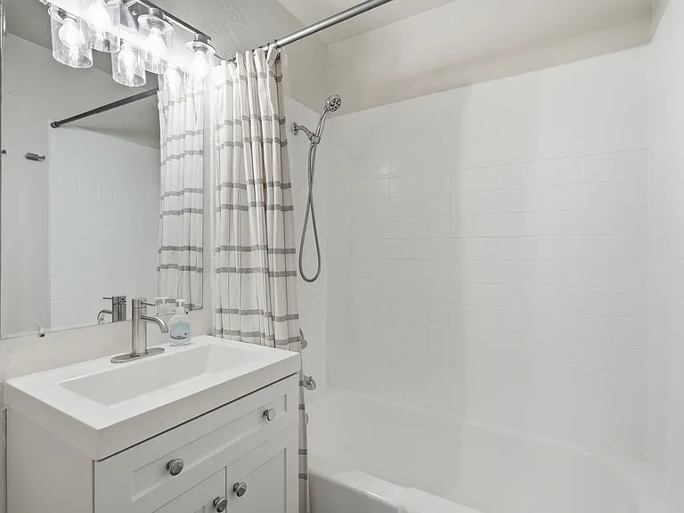 1421 E Roosevelt St #4 — Photo 23
