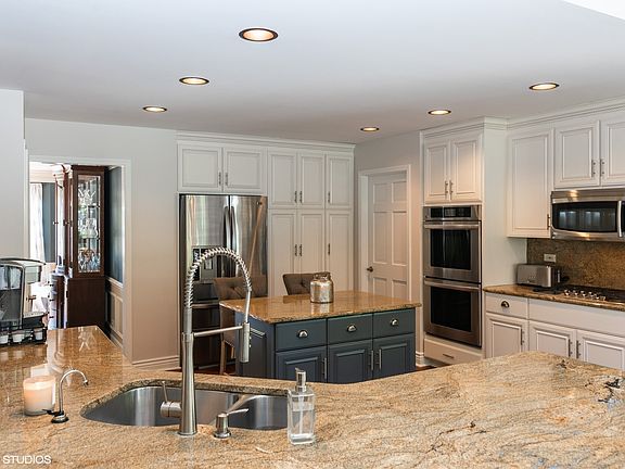 5th image of 935 E Parkview Dr