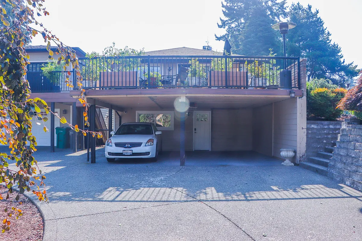 Building Photo - Marine View Dr SW