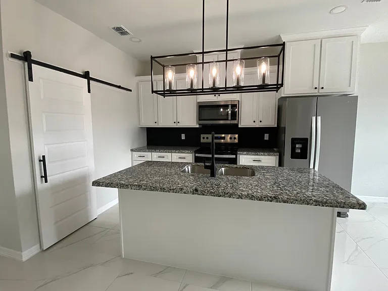 5517 N Crown Point — Photo 3