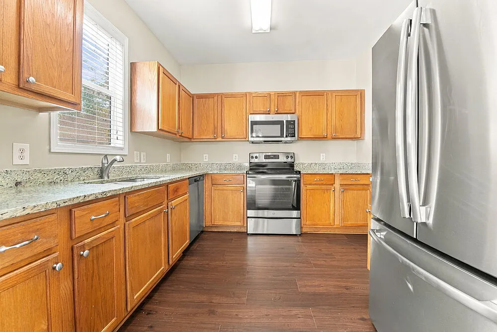 3 bed, 2.5 bath, 1600 sqft, $2,165 — Photo 3