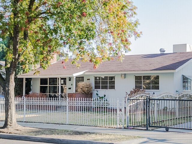 1st image of 3624 E Grant Ave