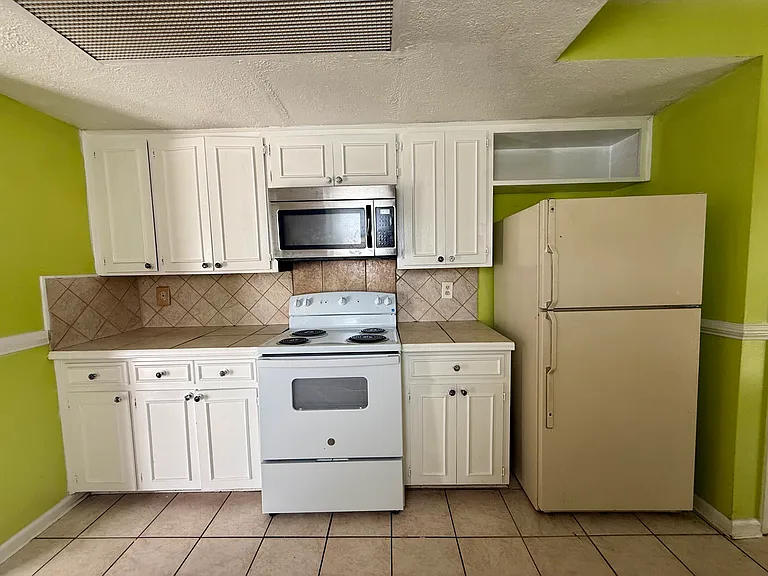3040 Lynton Dr — Photo 5