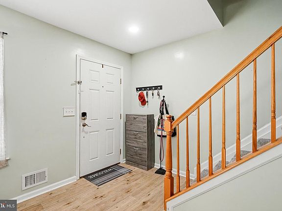 5th image of 122 Jamestown Blvd