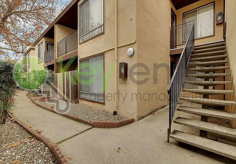 2515 H St #5 — Photo 4
